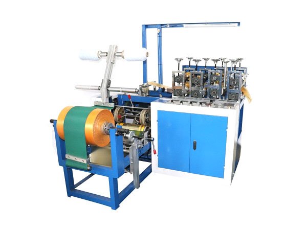Máquina para fabricar capa de plástico descartável