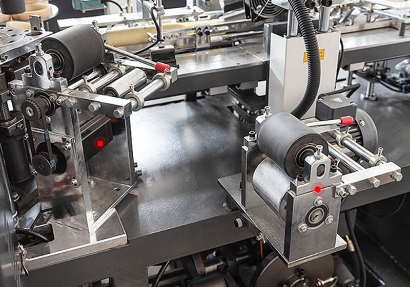 Máquina para copos de papel de alta velocidade com câmera aberta de placa única
